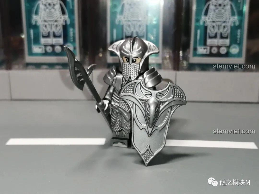 Minifigure Tinh Linh KORUIT KT1050 giáp bạc với rìu chiến và khiên, sẵn sàng xung trận.