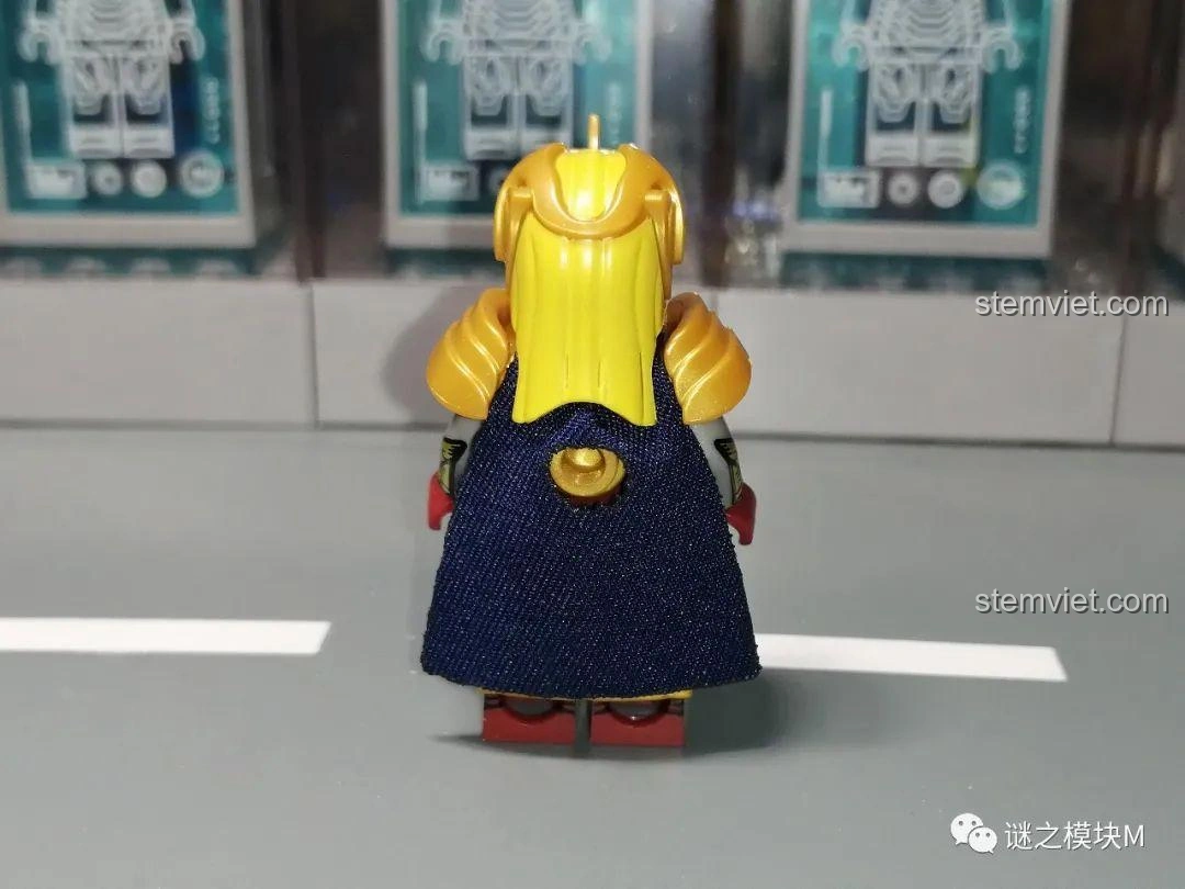 Mặt sau của áo giáp vàng minifigure Tinh Linh KORUIT KT1050 với tóc dài, chi tiết đẹp mắt.