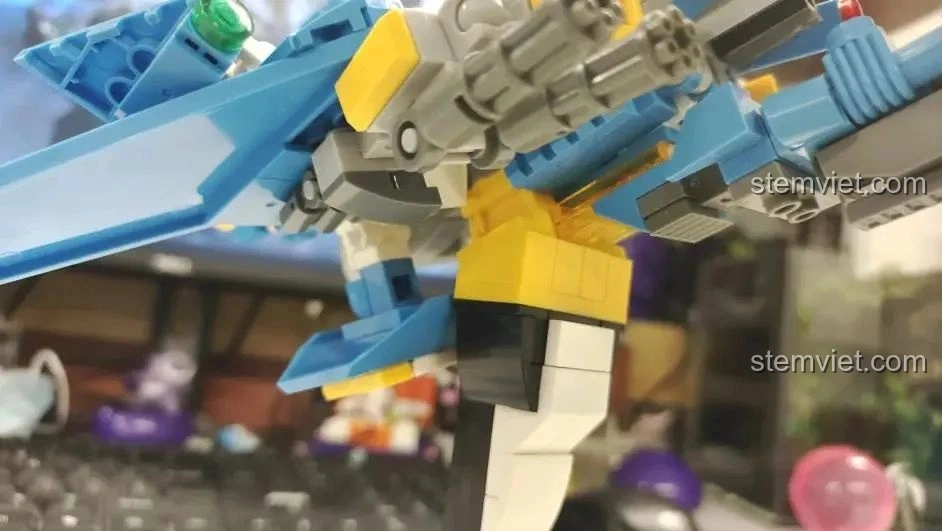 Chiến cơ WOMA C0407 Robot Biến Hình Không Trung Bá Vương - Thợ Săn Trời tạo tư thế bay lượn.