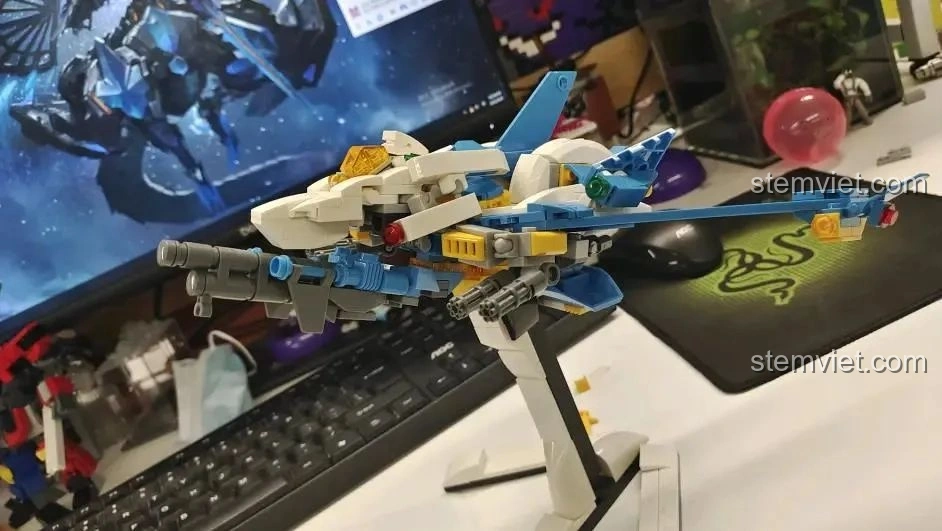 Góc nhìn phía sau của chiến cơ phản lực WOMA C0407 Robot Biến Hình Không Trung Bá Vương - Thợ Săn Trời.