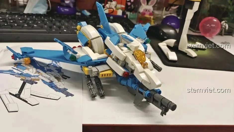 Chiến cơ phản lực WOMA C0407 Robot Biến Hình Không Trung Bá Vương - Thợ Săn Trời trên chân đế.