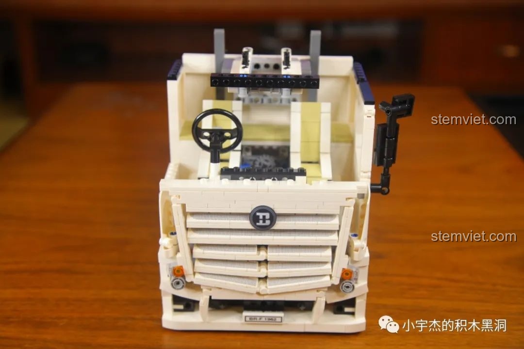 Chiều cao cabin của bộ đồ chơi Xe Đầu Kéo Mercedes-Benz Actros cho bé từ 8 tuổi, cho thấy kích thước ấn tượng của mô hình.