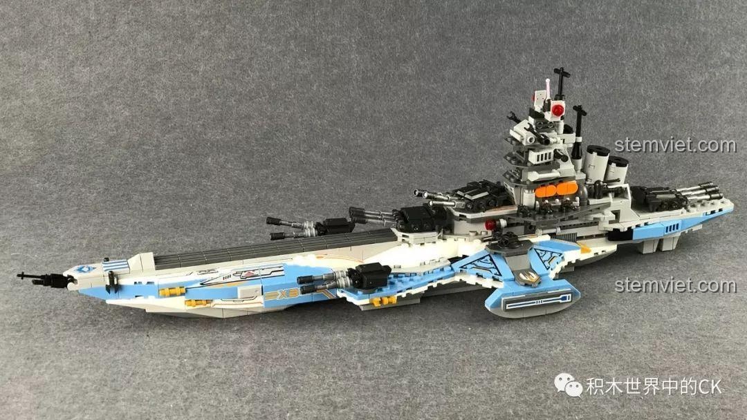 Góc nhìn ngang của mô hình Tàu Mẹ Không Gian Xingbao XB13001, khoe trọn chiều dài 50cm và thiết kế khí động học.