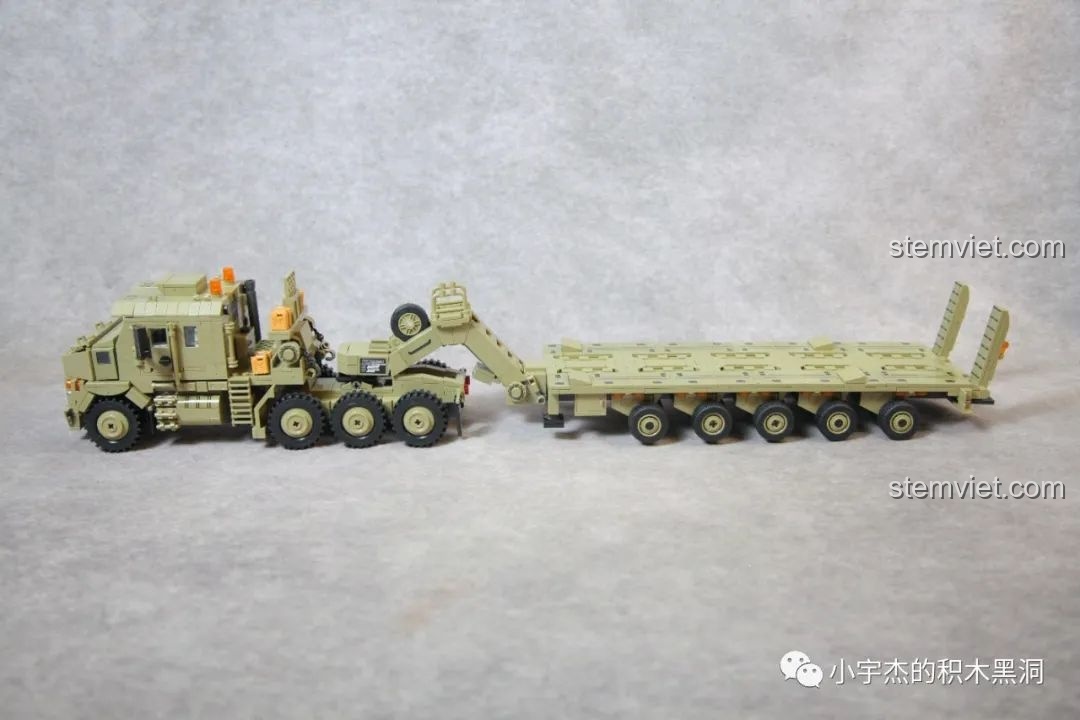 Mô hình xe đầu kéo M1070 và rơ-moóc được kết nối, cho thấy chiều dài ấn tượng của sản phẩm.