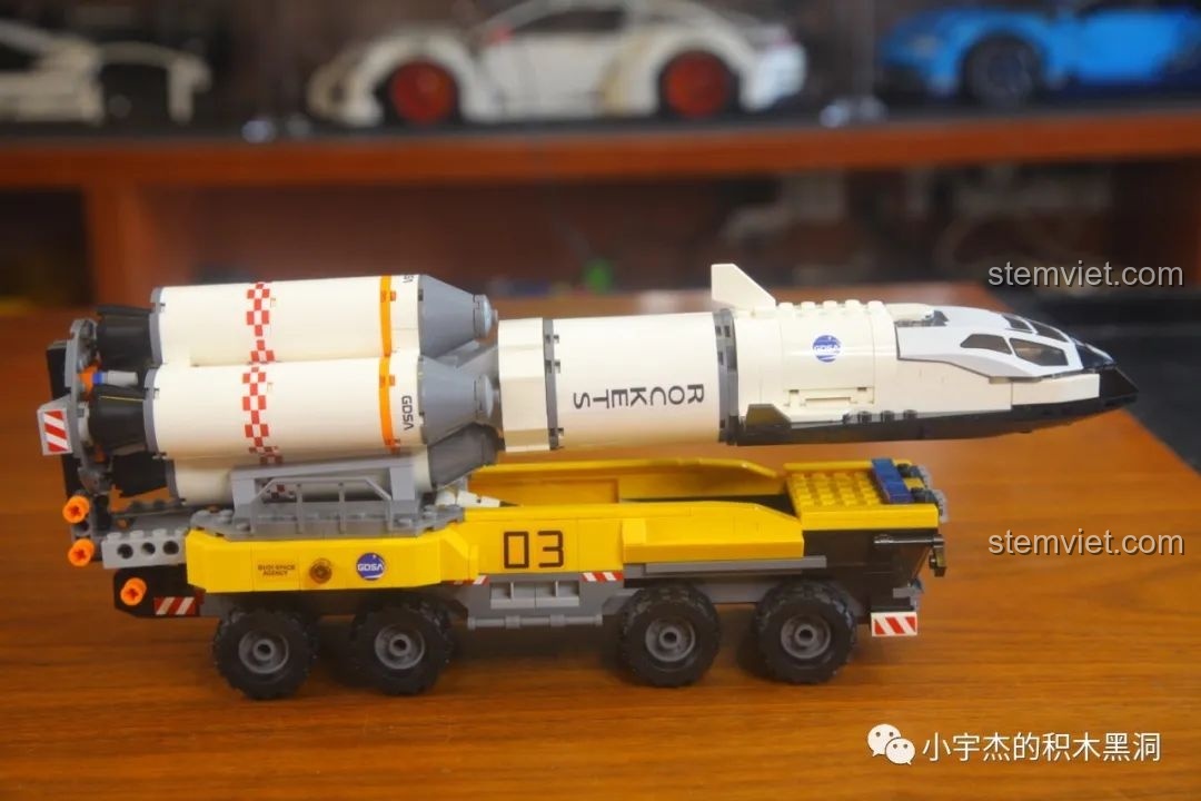 Góc nhìn ngang của mô hình GUDI 10803 Xe Tải Chở Tên Lửa Hercules, thể hiện chiều dài tổng thể.