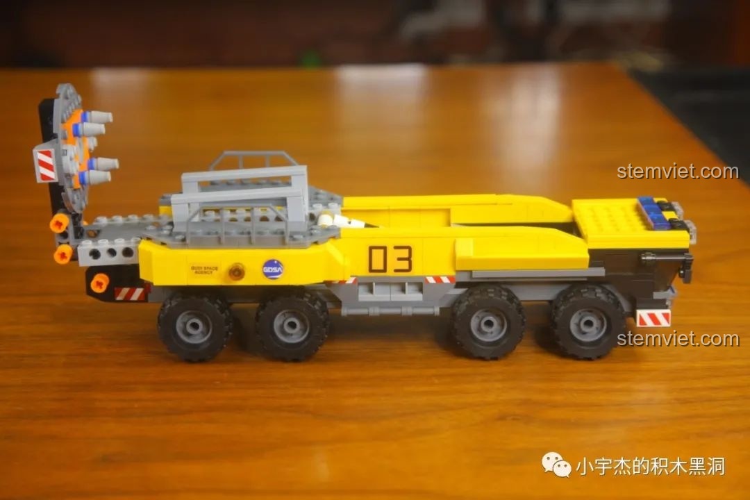 Góc nhìn từ bên cạnh của xe vận tải GUDI 10803, thể hiện chiều dài ấn tượng.