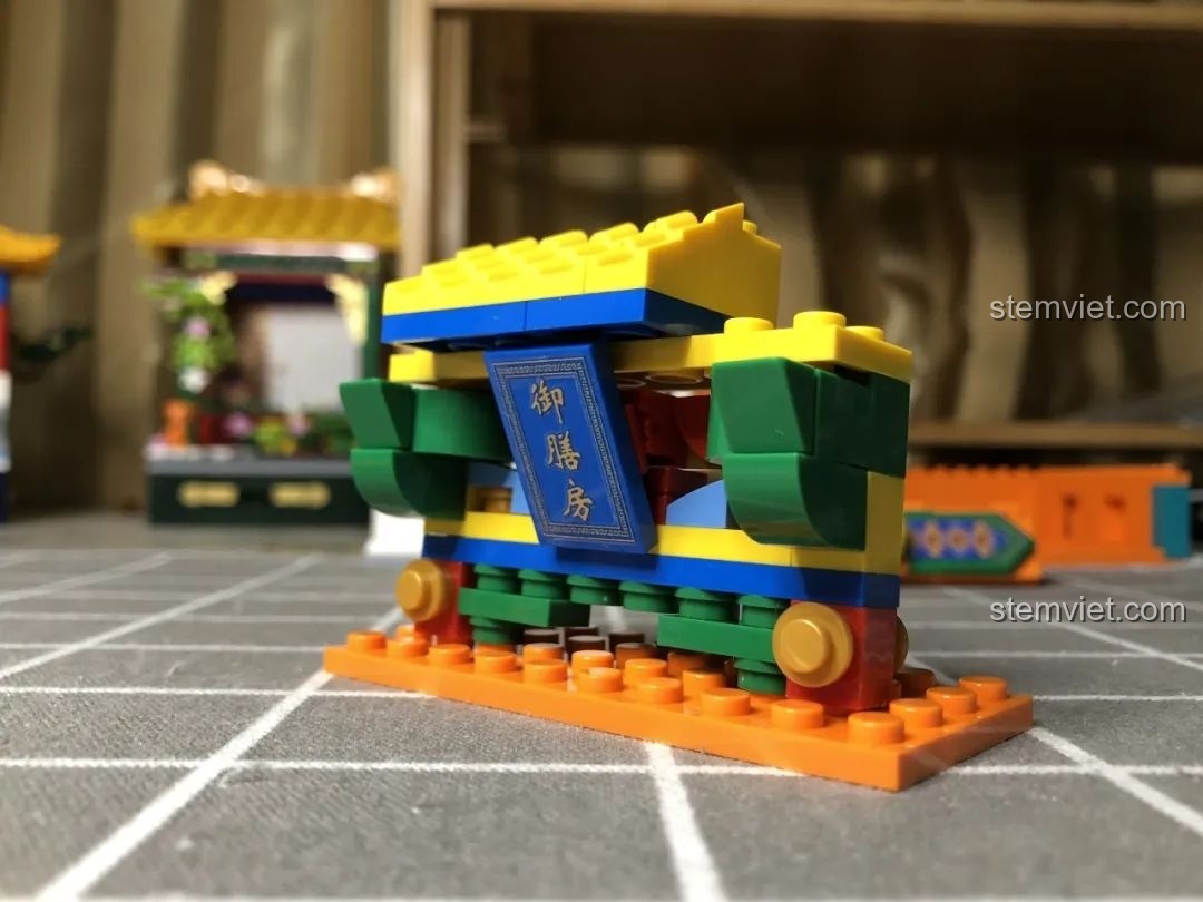 Góc nhìn ngang của phần mái và cấu trúc Wekki 506004 Cảnh Thu, thể hiện chiều sâu.