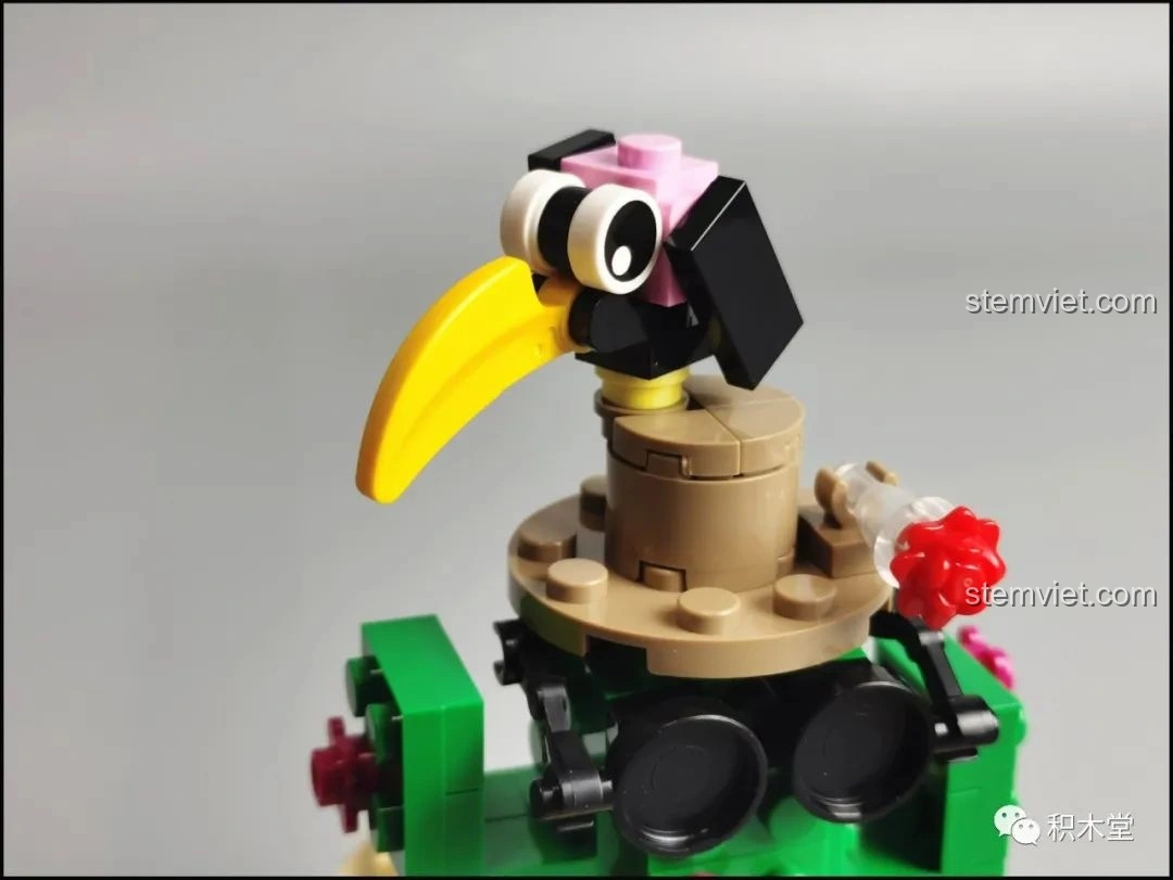 Cận cảnh các chú chim cánh cụt đen trắng xoay tròn quanh nhà gỗ trong bộ lắp ráp Pantasy Joyside 61001 cảnh quan tuyết.