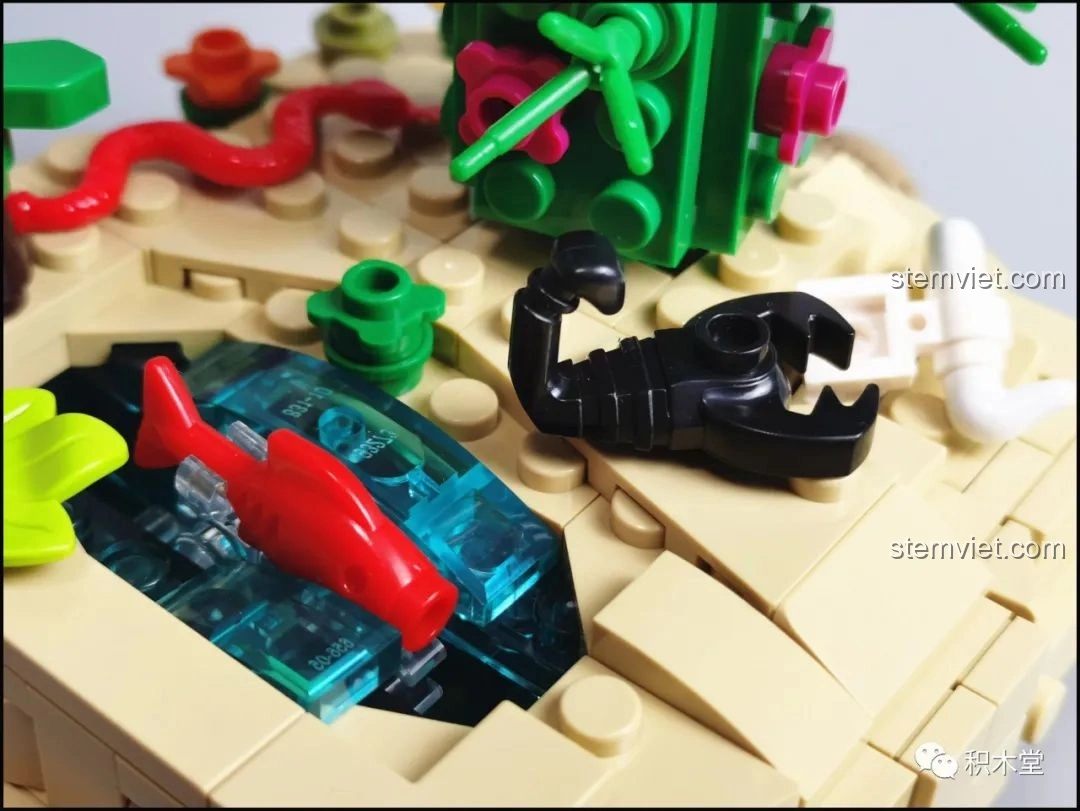 Cận cảnh chú chim kền kền hồng phấn trên mũ của cây xương rồng trong bộ lắp ráp Pantasy Joyside 61002 cảnh quan sa mạc.