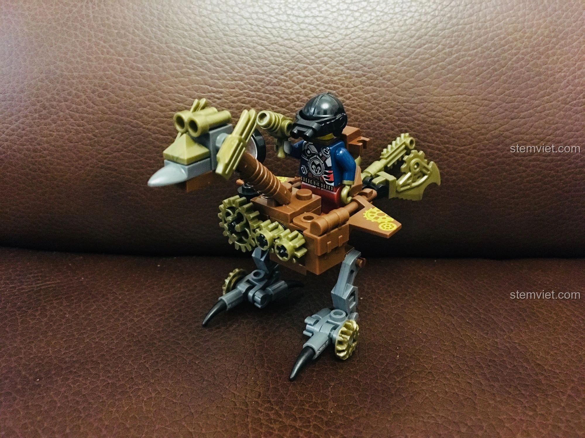 Mô hình chim máy Steampunk độc đáo của Kaizhi, với các chi tiết cơ khí và bánh răng, mang lại vẻ ngoài ấn tượng.