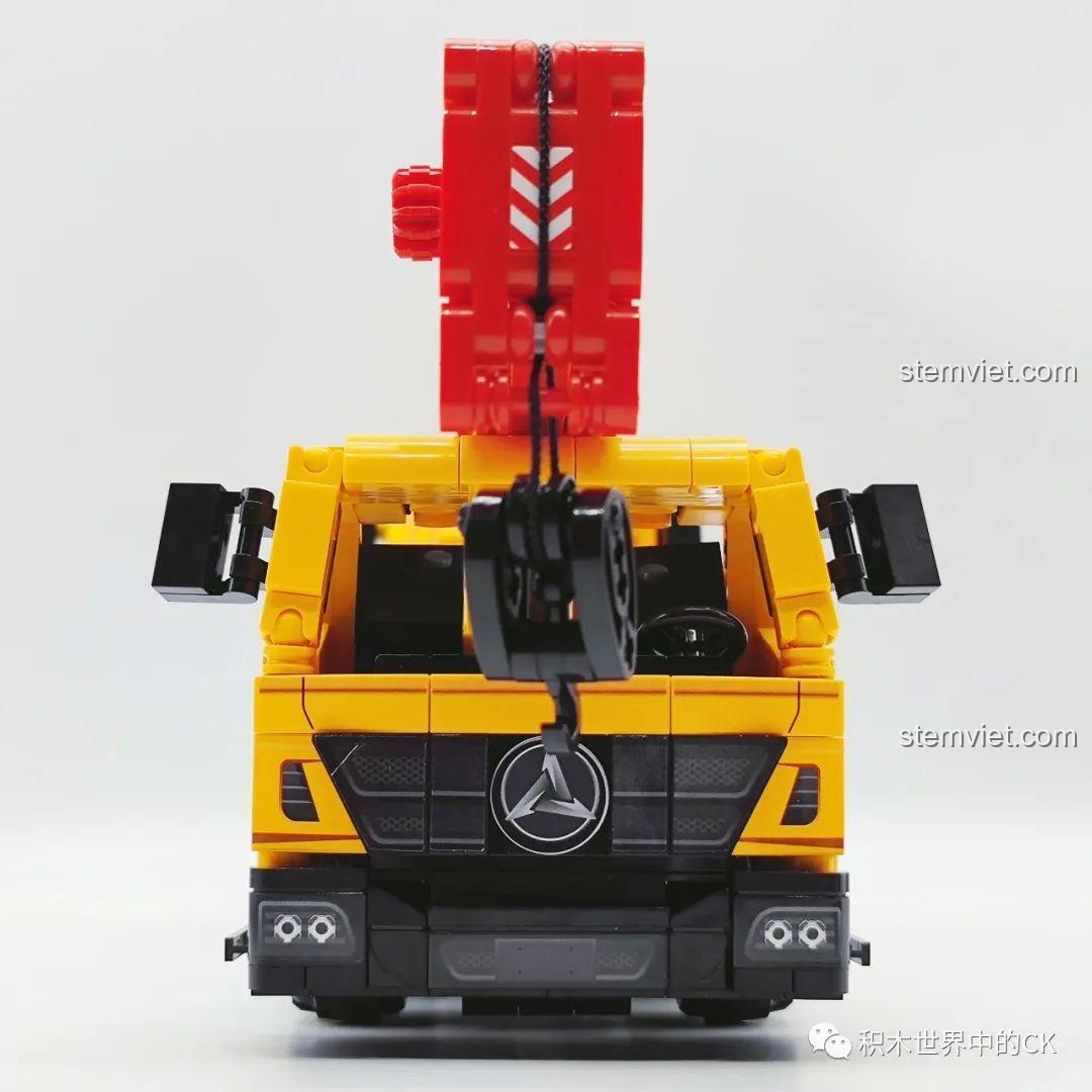 Góc nhìn chính diện đầu xe của mô hình Xe Cẩu Tải SANY STC120T5, rất hầm hố và mạnh mẽ.