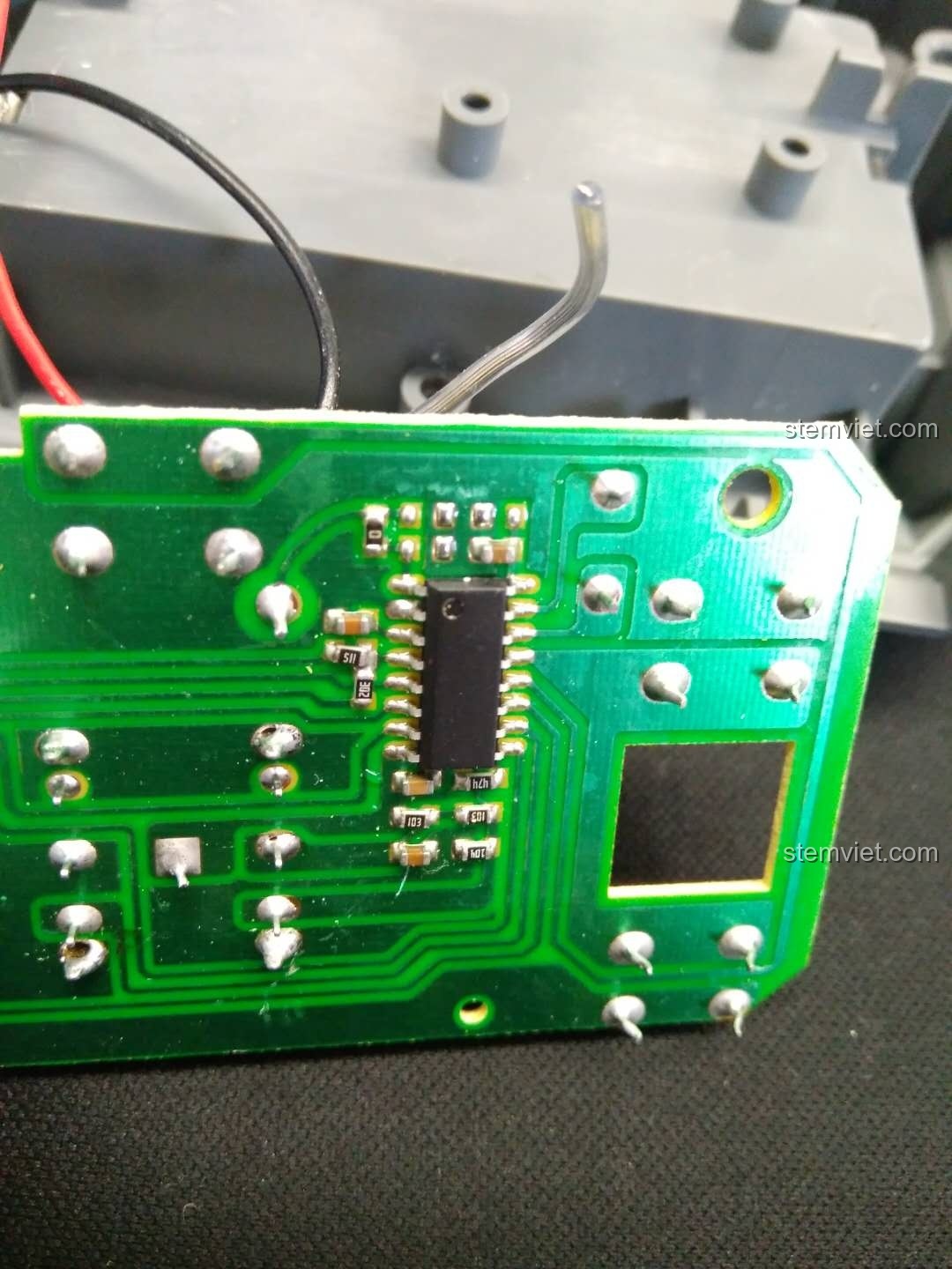 Cận cảnh chip chính và các linh kiện điện tử trên bo mạch của bộ điều khiển robot CaDA C51027.