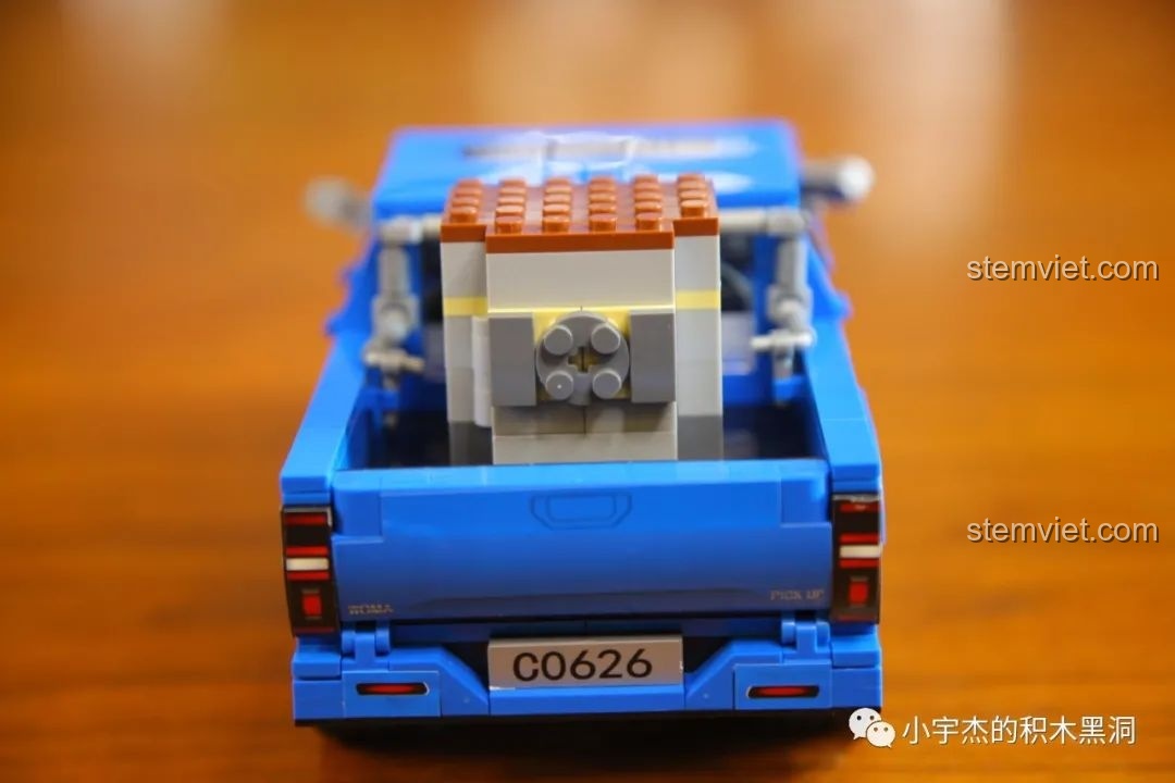 Mô hình WOMA C0626 đang chuyên chở một mô hình két sắt trong thùng sau.