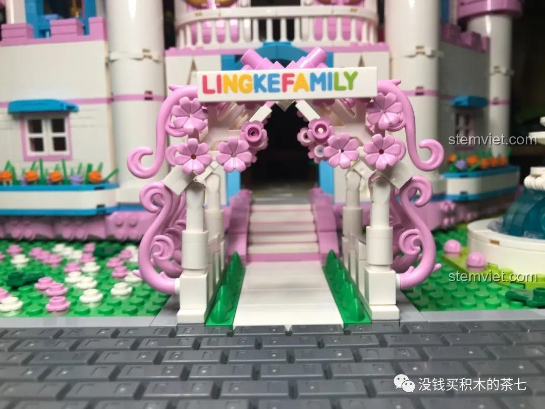 Hai chóp tháp cuối cùng của lâu đài đang được cầm trên tay, sẵn sàng để lắp đặt.