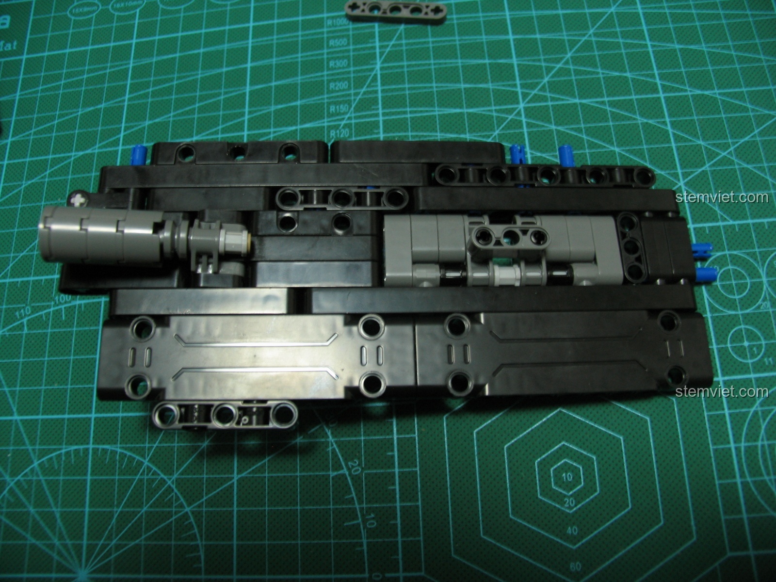 Chốt khóa dùng để cố định độ dài của báng súng trên bộ lắp ráp Súng M4A1 Carbine.