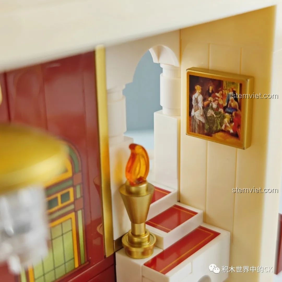 Cận cảnh chốt khóa của mô hình sách cổ tích Lọ Lem Wekki 506174, với họa tiết vàng đồng.