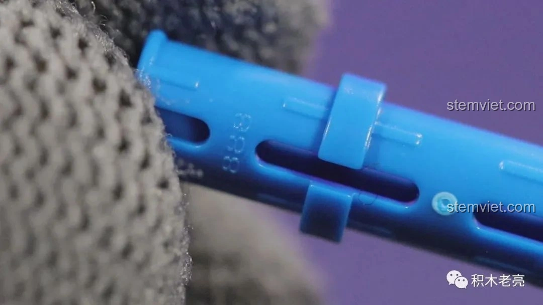 Cận cảnh chốt nối màu xanh của bộ lắp ráp xe ủi đất Happy Build YC-22011, thể hiện độ bền và khớp nối.