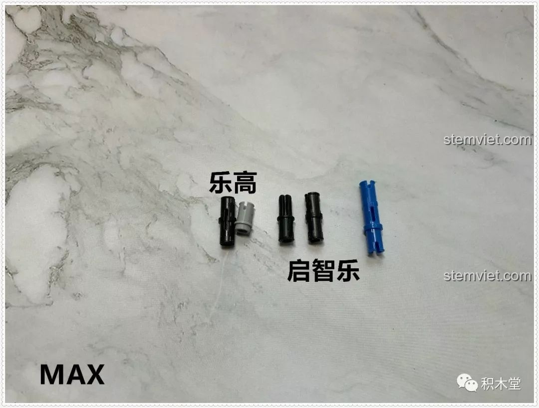 So sánh chốt nối của Qizhile với Lego, minh họa khả năng tương thích giữa các mảnh ghép của hai hãng.