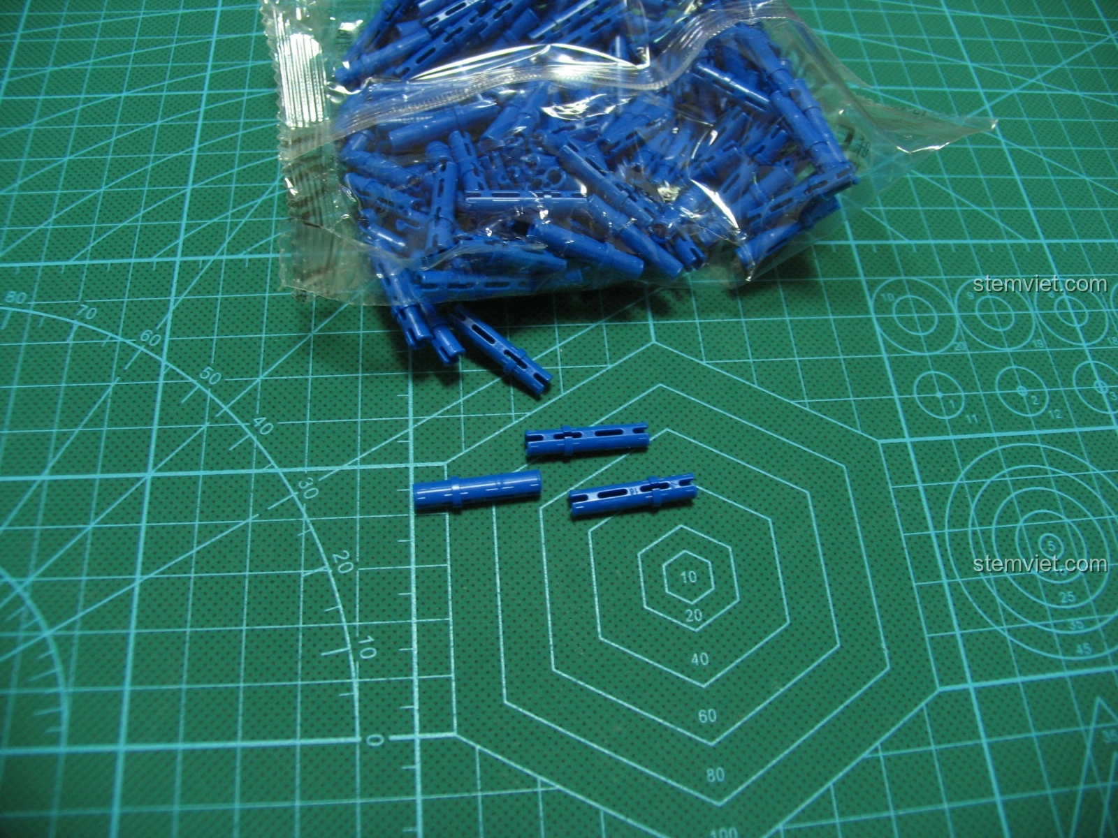 Cận cảnh các chốt màu xanh của bộ lắp ghép Súng AK-47 81001, cho thấy độ chi tiết của từng mảnh.