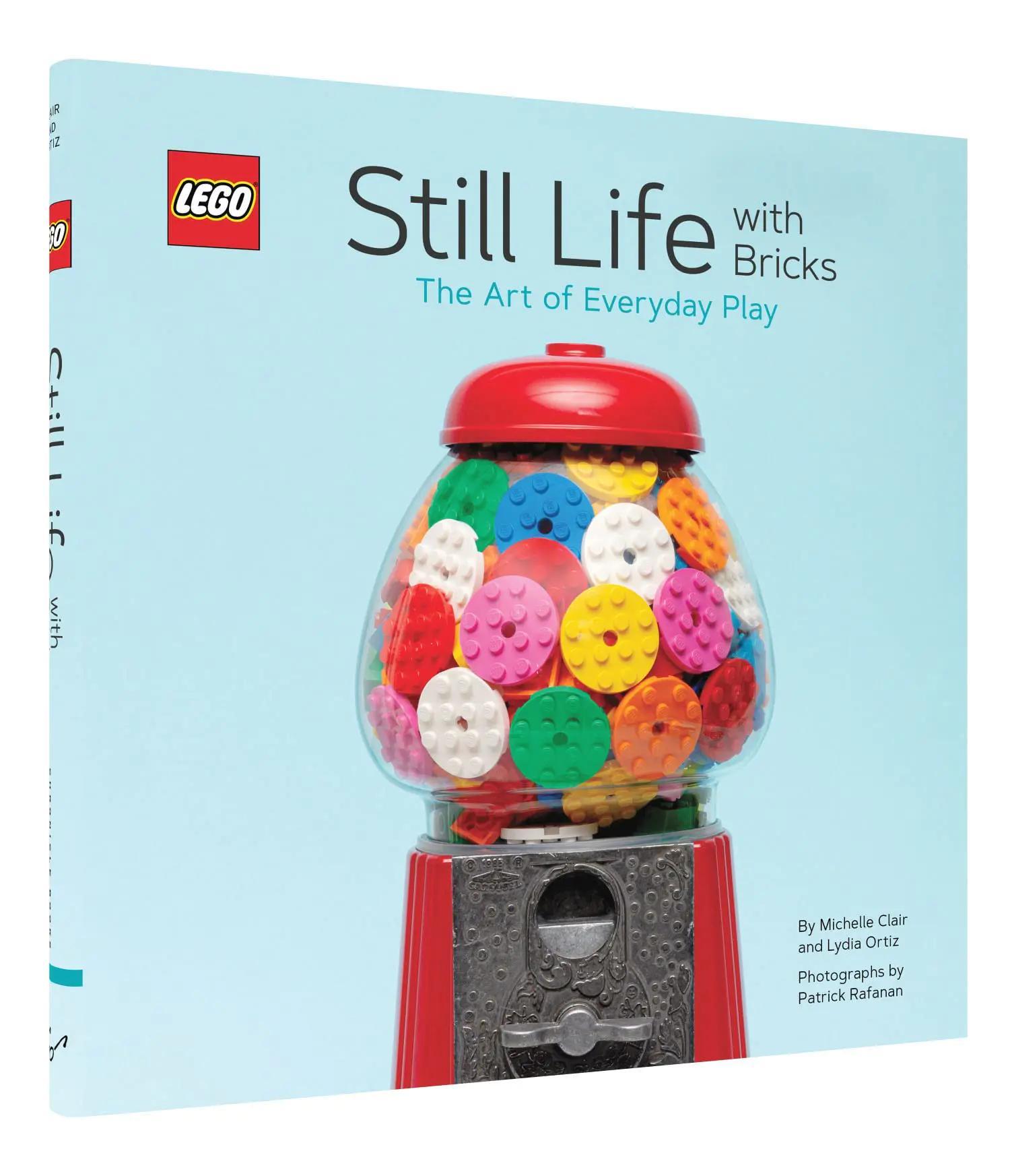 Sách nghệ thuật LEGO Still Life with Bricks: The Art of Everyday Play của Chronicle ISBN9781452179629, bìa sách đầy màu sắc khơi gợi sáng tạo cho thanh niên yêu LEGO®.