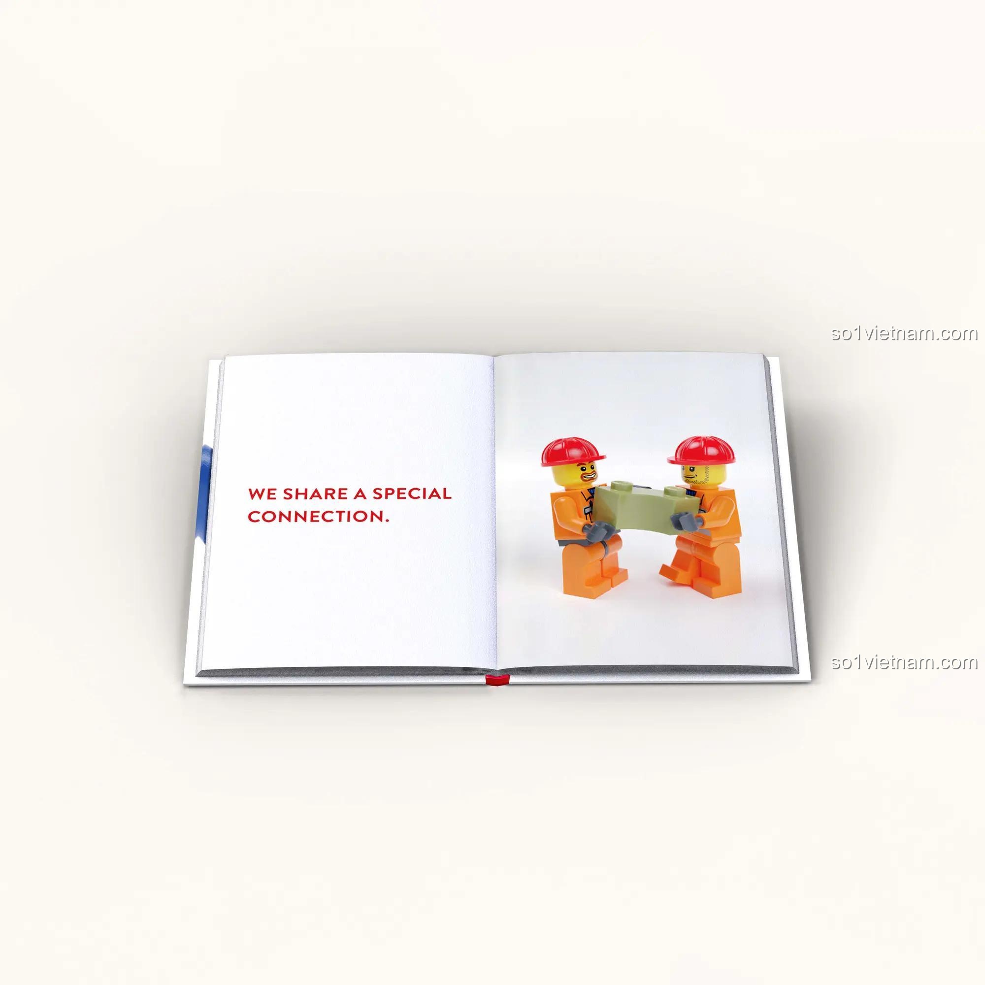 Đồ chơi giáo dục 1452182315 bộ đồ chơi Chronicle ISBN9781452182315, trang sách mở với hai minifigure công nhân đang nâng một thanh dầm, kèm câu nói WE SHARE A SPECIAL CONNECTION., phù hợp cho thanh niên 12 tuổi, giá tốt.