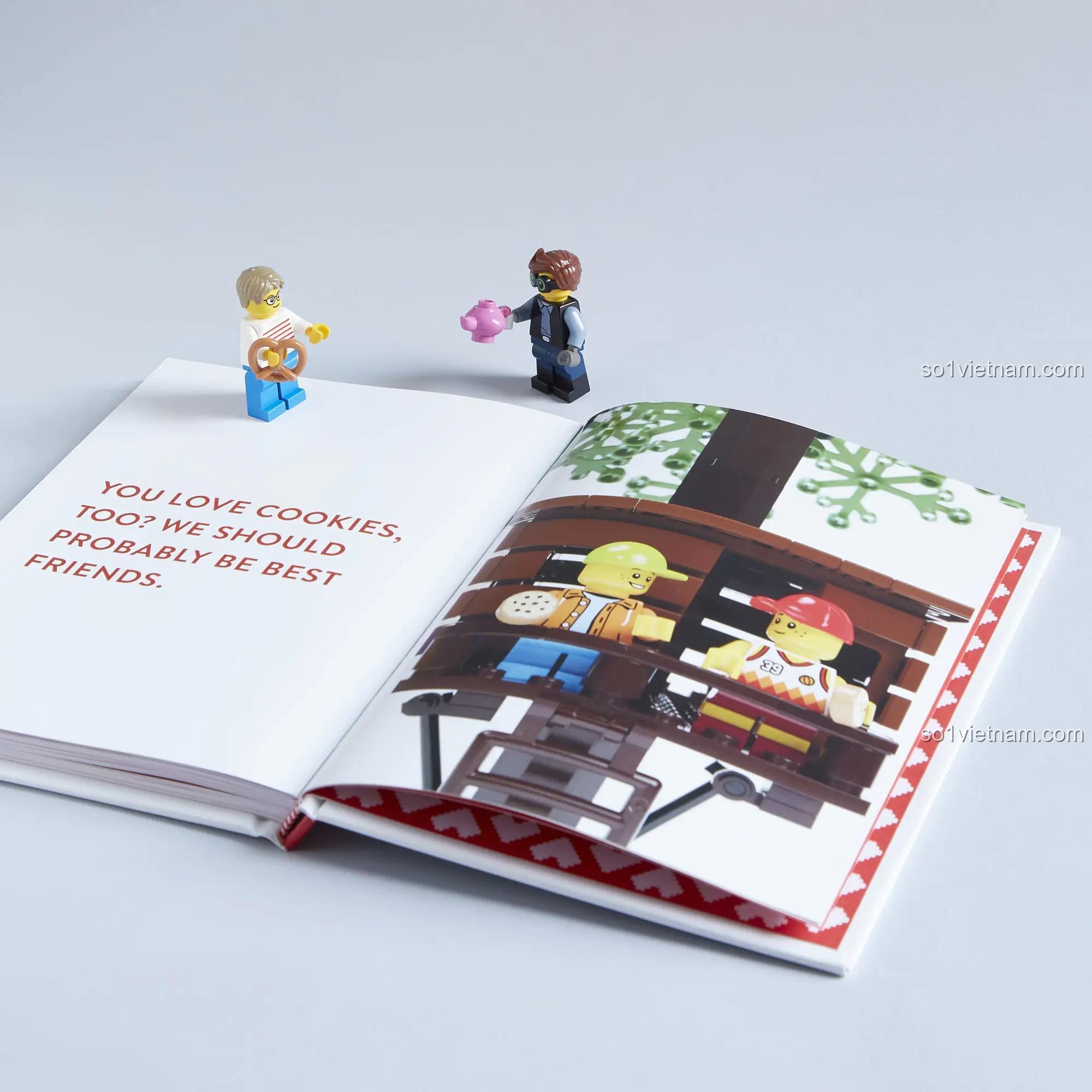 Sách quà tặng tình yêu LEGO® ISBN9781452182315 Chronicle ISBN9781452182315 sách, trang sách mở với hai minifigure, một cầm bánh quy, một cầm bình tưới, kèm câu nói YOU LOVE COOKIES, TOO? WE SHOULD PROBABLY BE BEST FRIENDS., dành cho thanh niên 12 tuổi.