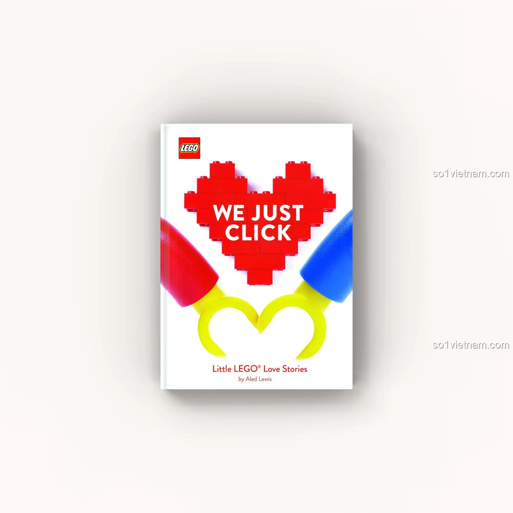 Sách truyện tình yêu LEGO® sách Chronicle, bìa sách với trái tim LEGO® đỏ và hai bàn tay minifigure vàng, xanh, đỏ, góc nhìn nghiêng, phù hợp cho thanh niên 12 tuổi, giá tốt.