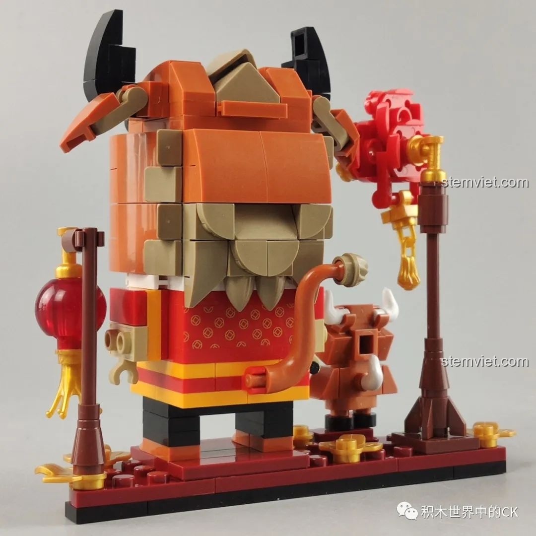 Mặt sau của mô hình chú bò tài lộc Pantasy 99002, các chi tiết trang phục được thể hiện rõ ràng.