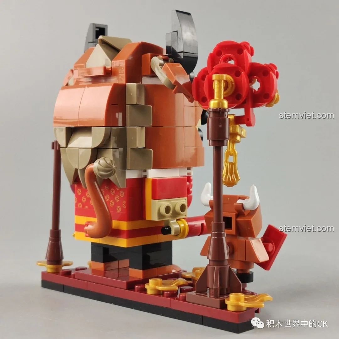 Góc nhìn từ phía sau của chú bò tài lộc Pantasy 99002, chi tiết phần đuôi và phụ kiện.