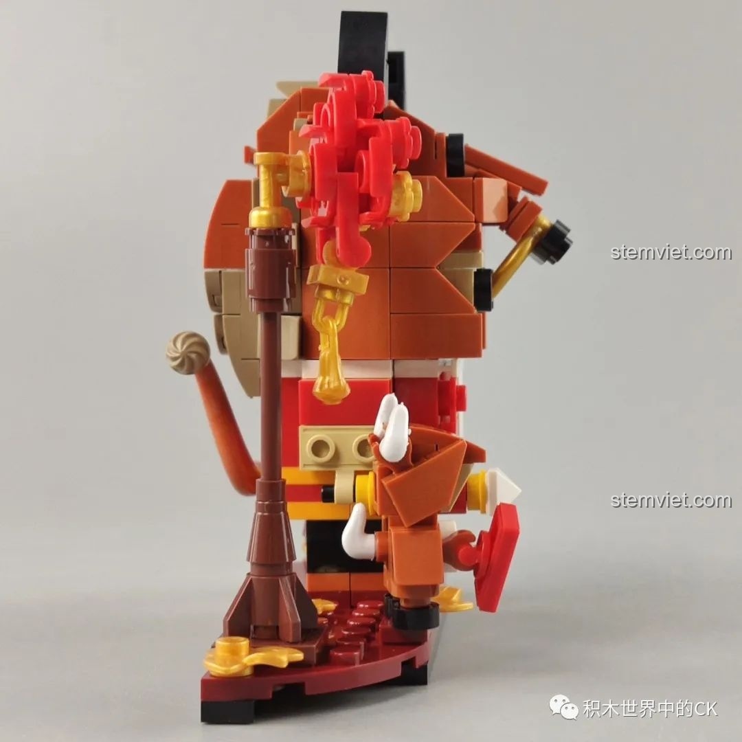 Góc nhìn từ phía sau của chú bò tài lộc Pantasy 99002, chi tiết phần đuôi và phụ kiện.