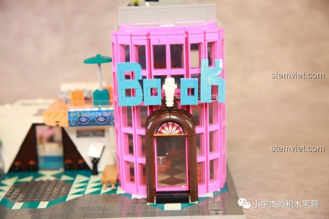 Chữ BOOK được lắp ráp khéo léo trên mặt tiền thư viện của bộ K-Box 10507.