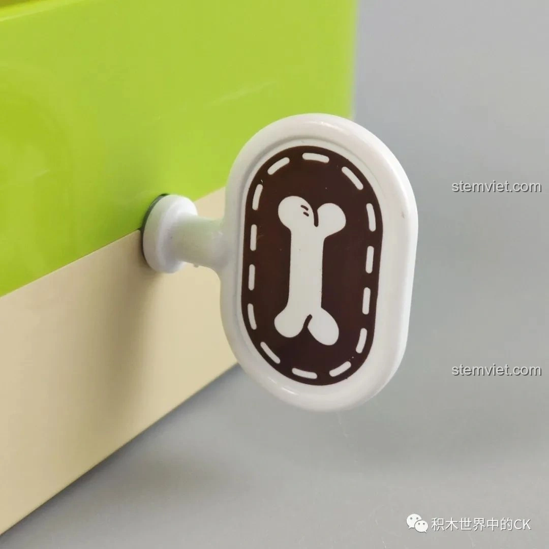 Cận cảnh chú chó con Sweetheart Puppy JAKI với dòng chữ 'Take me Home~'