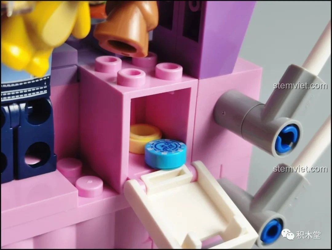 Cận cảnh chú chó con (chihuahua) màu xám bên trong phi thuyền của bộ lắp ráp Pantasy Joyside 61003 cảnh quan không gian.