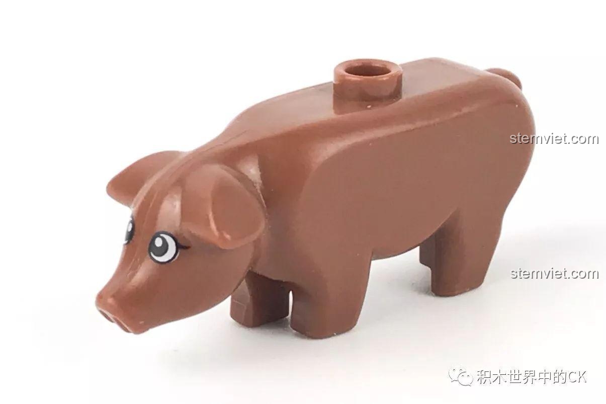 Cận cảnh chú heo nhỏ đáng yêu đi kèm với Áo Sắt trong bộ lắp ráp SEMBO Block 11841.