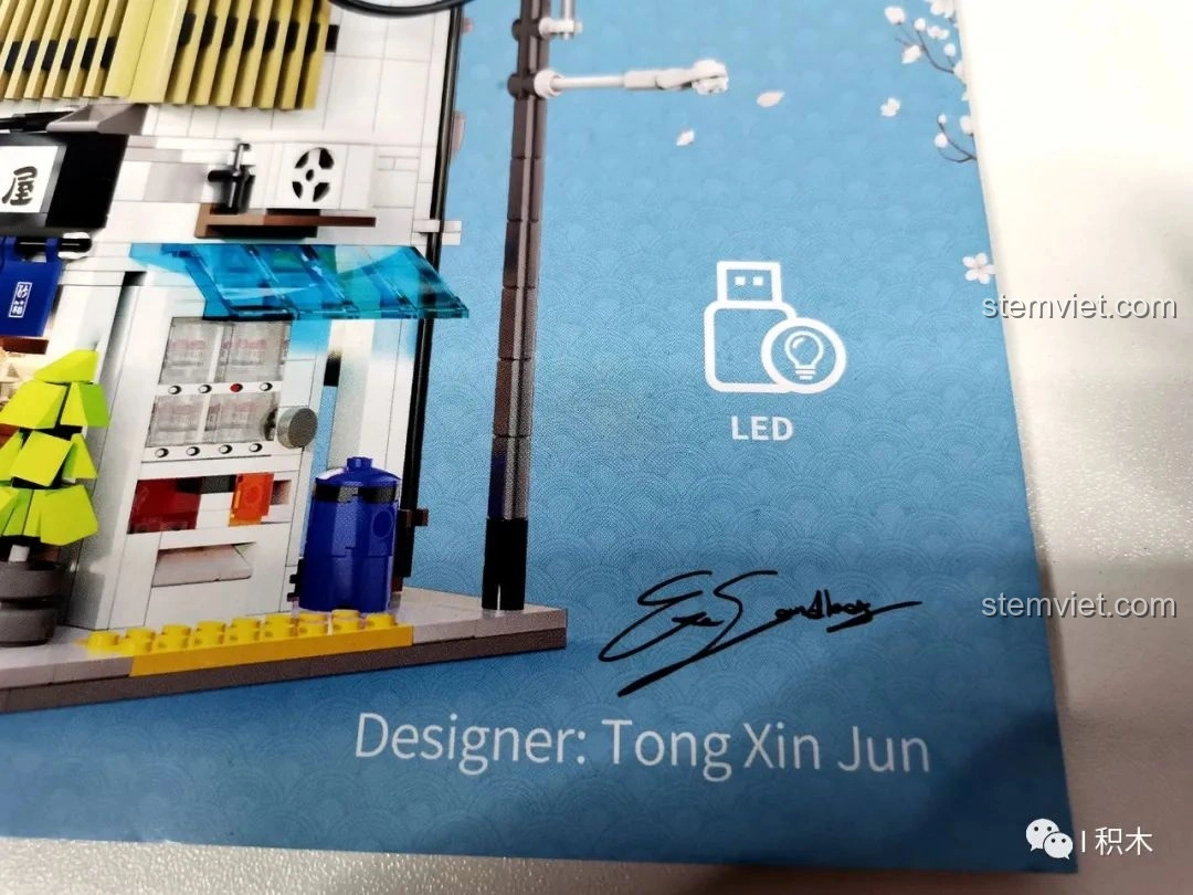Chữ ký của nhà thiết kế Tong Xin Jun trên hộp đồ chơi lắp ráp CaDA C66006