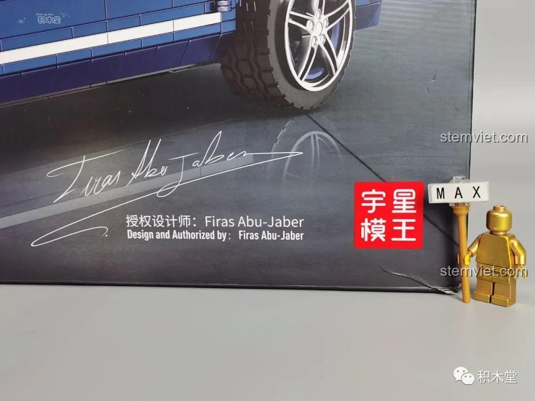 Chữ ký của nhà thiết kế Firas Abu-Jaber trên hộp bộ lắp ráp Mould King 10017 Rolls-Royce Cullinan.