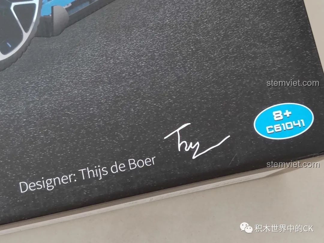 Cận cảnh chữ ký của nhà thiết kế Thijs de Boer trên hộp đồ chơi xây dựng Mô hình Lamborghini Centenario 1:8.