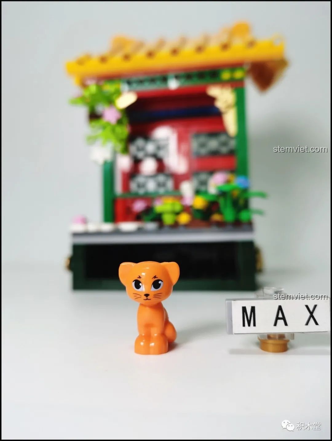 Chú mèo con trong bộ lắp ghép Wekki 506002 Vườn Thượng Uyển Bốn Mùa: Cảnh Xuân - Quan Gia Lập Kỳ