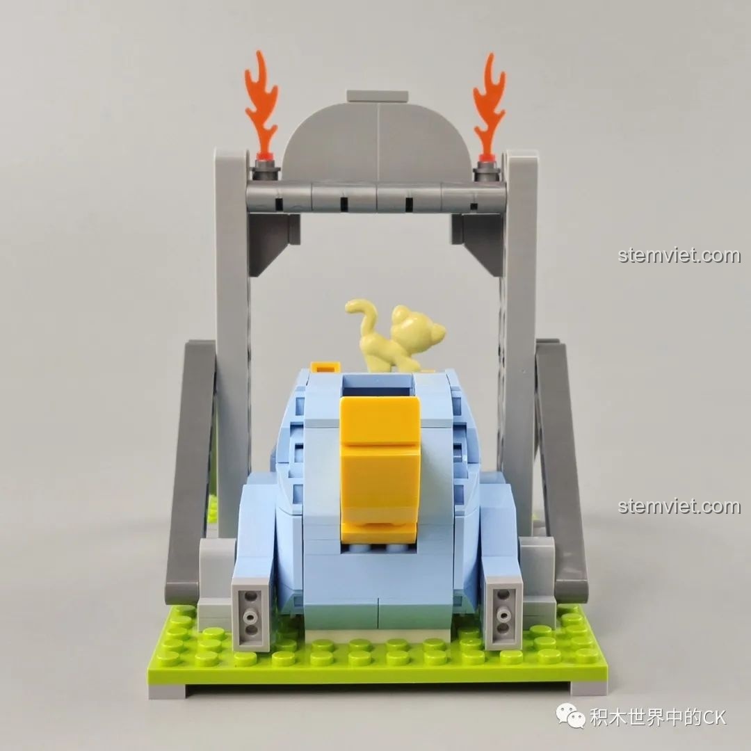 Chi tiết chú mèo con trên lưng khủng long ba sừng nhút nhát JAKI Fun Desk