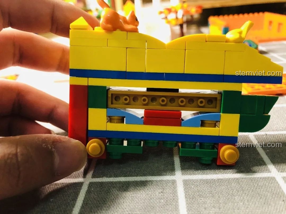 Cận cảnh chú mèo con màu cam đáng yêu trên mái ngói của mô hình Wekki 506004 Cảnh Thu.