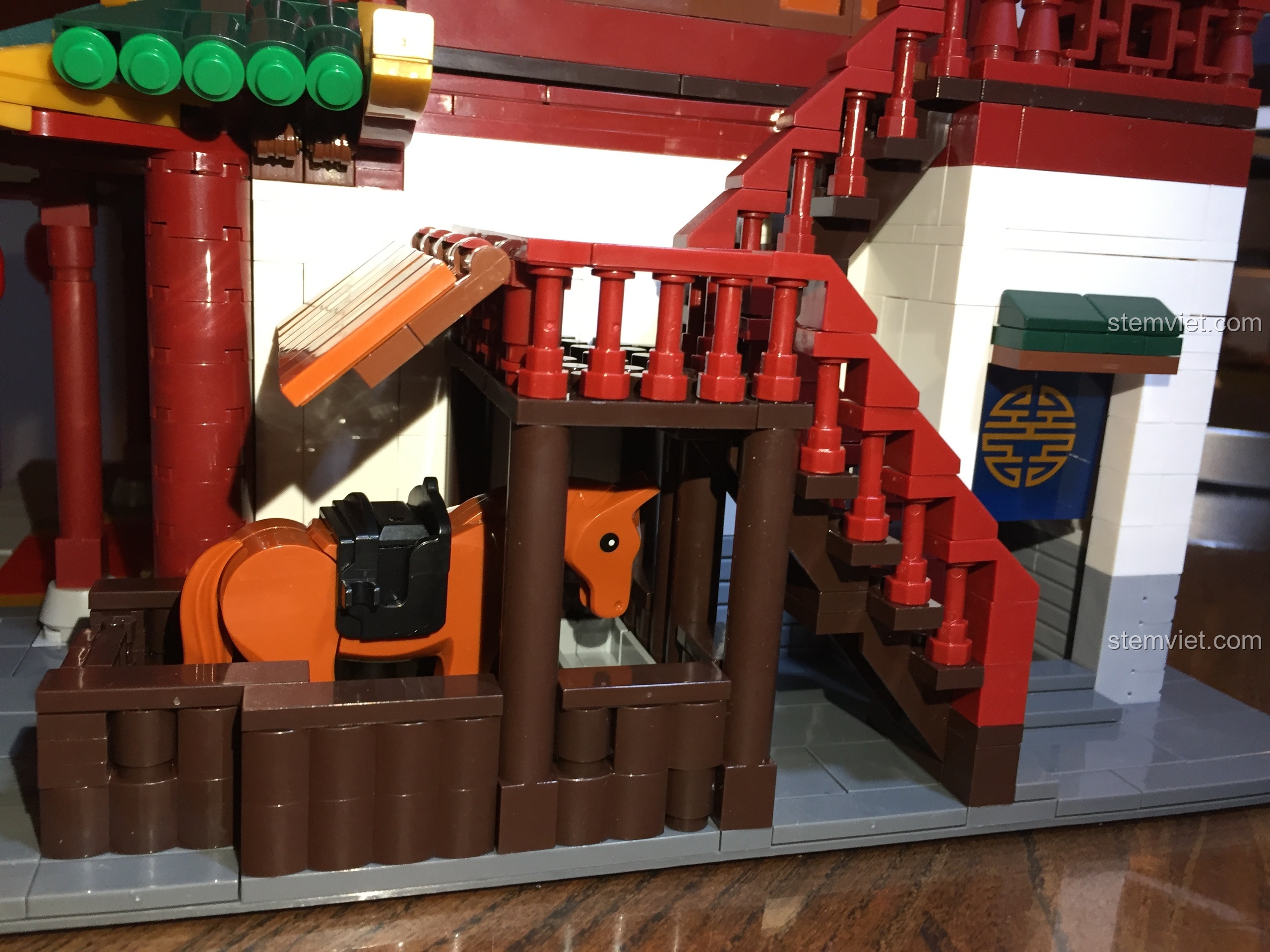 Chú ngựa của đại hiệp được đặt trong chuồng, bên cạnh là cầu thang dẫn lên tầng hai.