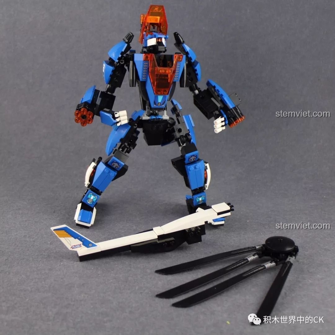 Robot Blade Warrior QMAN 3302 với các bộ phận khiên và cánh quạt được tháo rời, chuẩn bị cho quá trình biến hình.