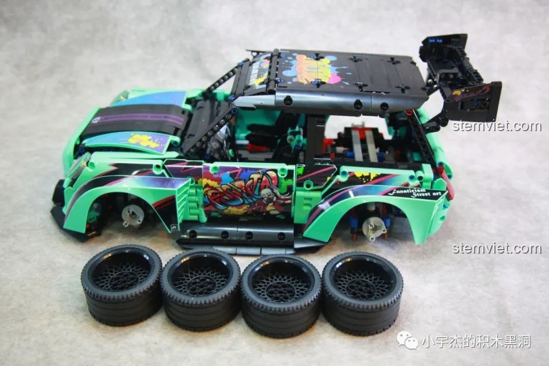 Mô hình xe K-Box 10505 và bộ bốn bánh xe chuẩn bị được lắp ráp vào.