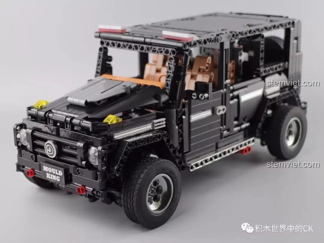 Chiếc xe Mould King 13070 đã gần hoàn thiện, chuẩn bị được lắp bánh xe.