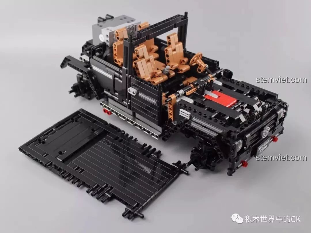 Phần mui xe của Mould King 13070 được lắp ráp từ các tấm panel lớn, chuẩn bị gắn vào thân xe.