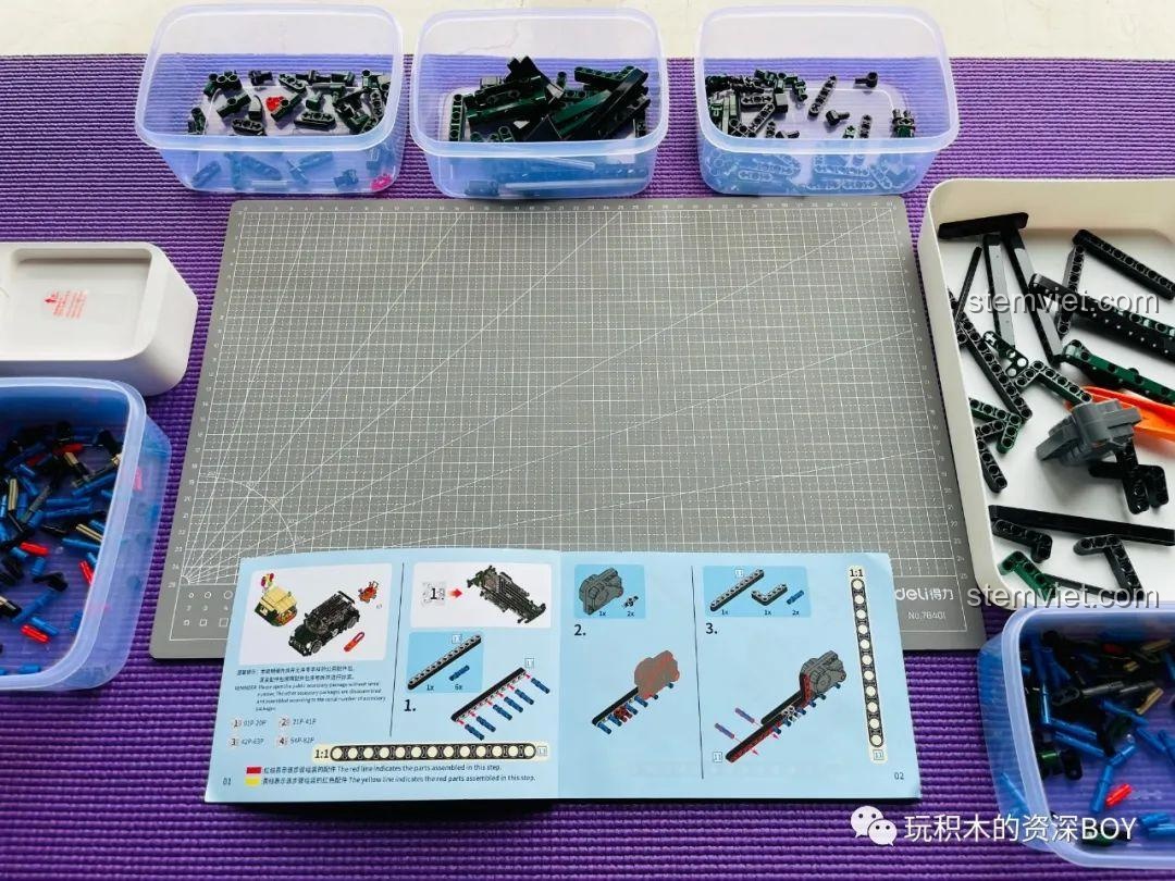 Không gian lắp ráp được chuẩn bị với sách hướng dẫn và các chi tiết được phân loại vào khay.