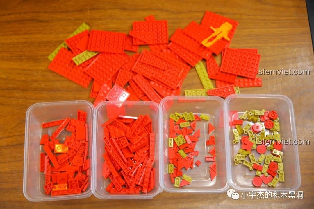 Phân loại các chi tiết của bước đầu tiên ra các khay đựng riêng để chuẩn bị lắp ráp bộ Hộp đựng mứt Tết WOMA C.9122.