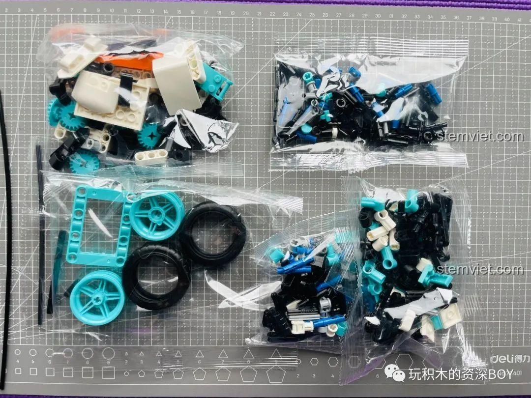 Các chi tiết và sách hướng dẫn của bộ lắp ráp xe điện ZHEGAO QL1265 được sắp xếp trước khi lắp.