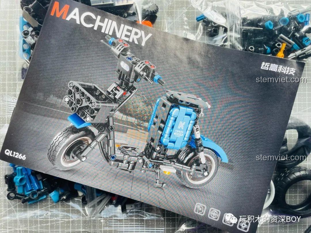 Các chi tiết và sách hướng dẫn của bộ lắp ráp xe điện ZHEGAO QL1266 được sắp xếp trước khi lắp.