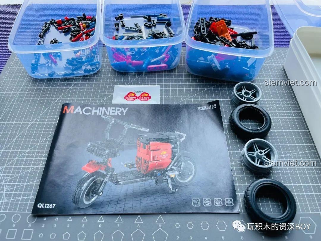 Các chi tiết và sách hướng dẫn của bộ lắp ráp xe điện ZHEGAO QL1267 được sắp xếp gọn gàng trước khi lắp.